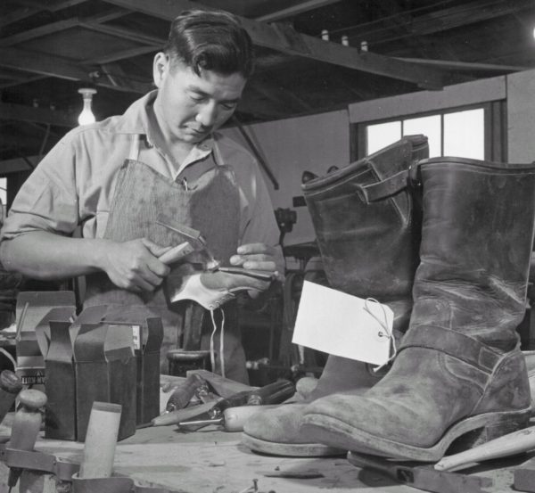 Cipész (1943) Forrás: vintageengineerboots.blogspot.com