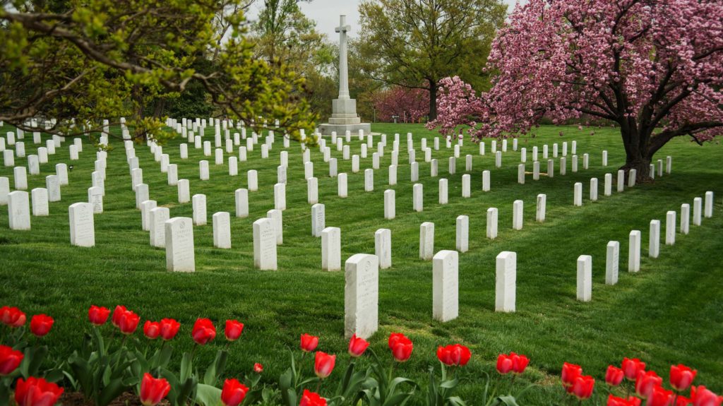 Arlington Nemzeti Temető / USA, Arlington 200.000 hősi halott mellett John F. és Jackie Kennedy nyughelye a hatalmas sírkert. Itt található Mary Randolph, Pocahontas leszármazottjának sírja mellett a Challenger-katasztrófa áldozatainak emlékhelye is.