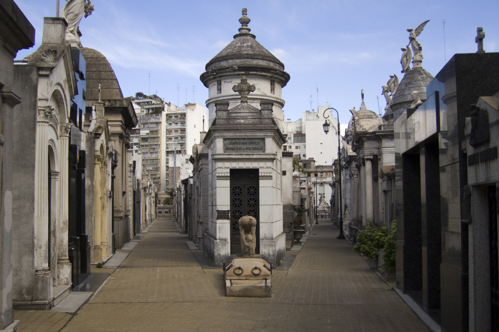 La Recoleta / Argentína, Buenos Aires A temető 1822-ben létesült, napjainkban kisváros benyomását kelti szűk utcáival, hatalmas síremlékeivel. Leggyakrabban látogatott helye Eva Peron (Evita) sírhelye. (Forrás: taringa.net)