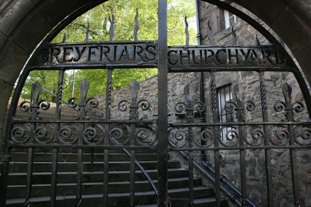 Greyfriars Temető / Skócia, Edinburgh A XII. század óta az itt elhunytak végső nyughelye. A világon a legtöbb paranormális jelenséget itt jelentik a kísértettörténetek hívei. A sírkertben számos híres skót tudós és az arisztokrácia legjelesebb tagjai pihennek. (Forrás: travelingwithkrushworth.wordpress.com)