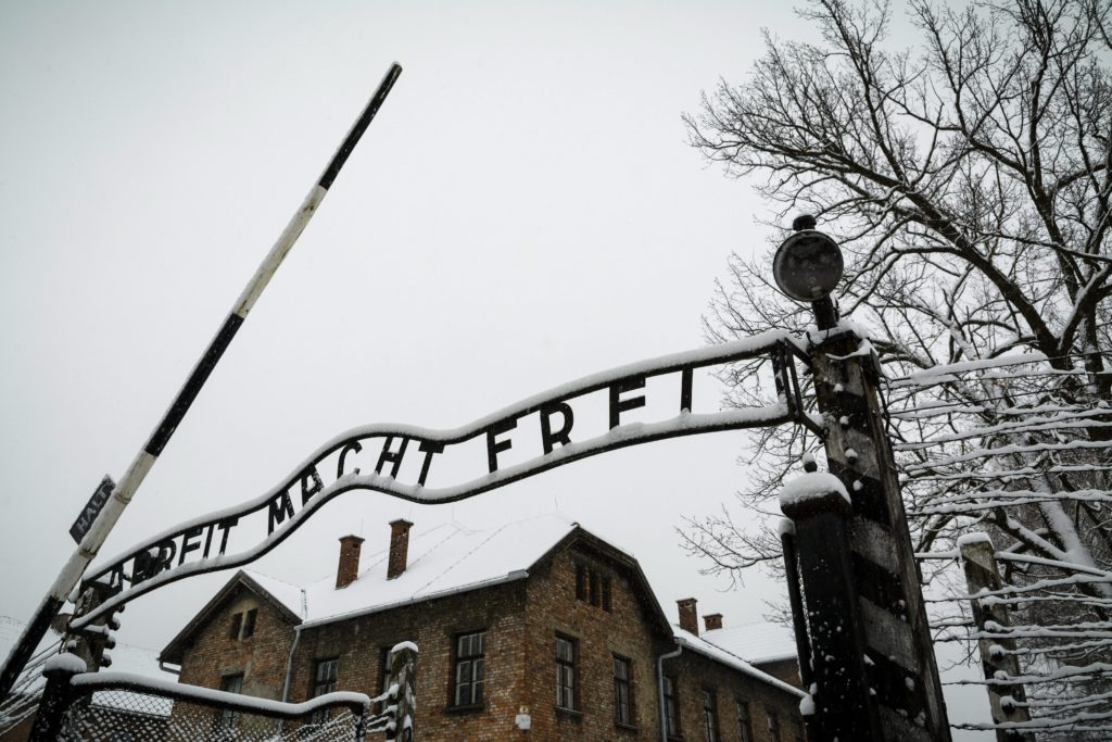 Oswiecim, 2015. január 26. Az egykori auschwitzi koncentrációs tábor bejárata az Arbeit macht frei felirattal a lengyelországi Oswiecimben 2015. január 25-én. A náci Németország 1940-ben eredetileg lengyel foglyok számára állította fel az auschwitzi (Oswiecim) koncentrációs tábort. A szomszédos birkenaui (Brzezinka) láger két évvel késõbb jött létre, ez lett a zsidók megsemmisítésének fõ helyszíne. A koncentrációs tábort 70 éve, 1945. január 27-én a szovjet Vörös Hadsereg katonái szabadították fel. MTI Fotó: Czeglédi Zsolt