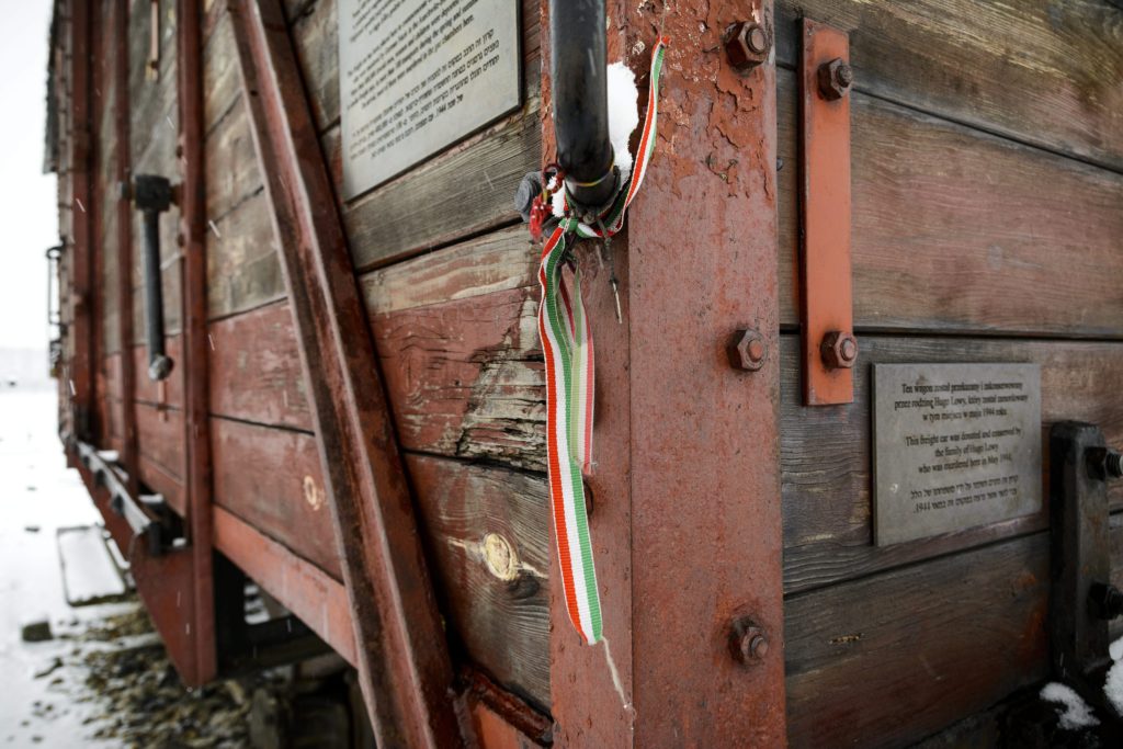 Brzezinka, 2015. január 26. Magyar nemzetiszínû szalag egy vasúti kocsin a birkenaui megsemmisítõ táborban, a lengyelországi Brzezinkában 2015. január 25-én. A náci Németország 1940-ben eredetileg lengyel foglyok számára állította fel az auschwitzi (Oswiecim) koncentrációs tábort. A szomszédos birkenaui (Brzezinka) láger két évvel késõbb jött létre, ez lett a zsidók megsemmisítésének fõ helyszíne. A koncentrációs tábort 70 éve, 1945. január 27-én a szovjet Vörös Hadsereg katonái szabadították fel. MTI Fotó: Czeglédi Zsolt