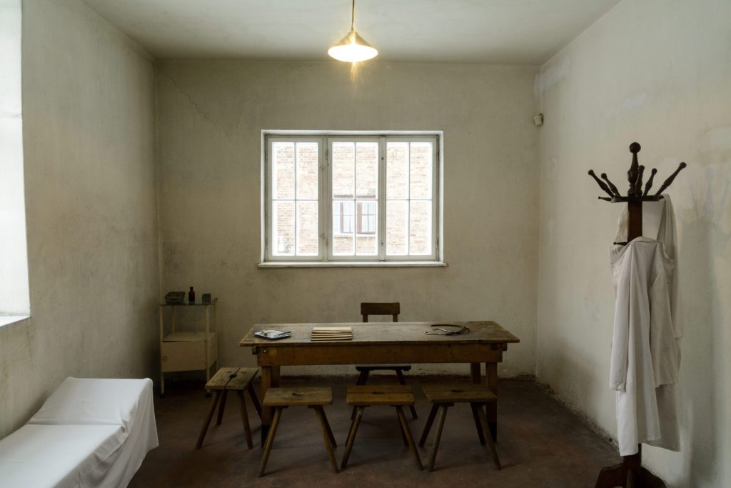 Oswiecim, 2015. január 26. Orvosi szoba, ahol az auschwitzi koncentrációs tábor mûködése alatt injekcióval végezték ki az embereket a lengyelországi Oswiecimben 2015. január 25-én. Az auschwitzi koncentrációs tábor épületei a lengyelországi Oswiecimben 2015. január 25-én. A náci Németország 1940-ben eredetileg lengyel foglyok számára állította fel az auschwitzi (Oswiecim) koncentrációs tábort. A szomszédos birkenaui (Brzezinka) láger két évvel késõbb jött létre, ez lett a zsidók megsemmisítésének fõ helyszíne. A koncentrációs tábort 70 éve, 1945. január 27-én a szovjet Vörös Hadsereg katonái szabadították fel. MTI Fotó: Czeglédi Zsolt