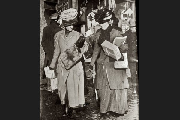 Karácsonyi vásárlók New Yorkban 1910-'15 között. (Forrás: Allison/Pinterest)