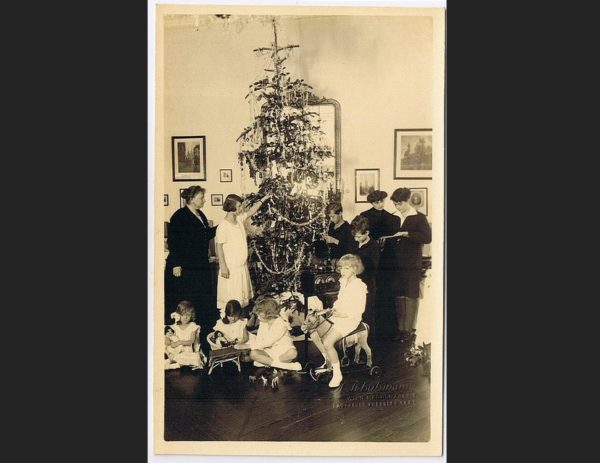 Az egykori királyné, Zita, családja körében 1923 körül. (Forrás: Pamela Rose/Pinterest)