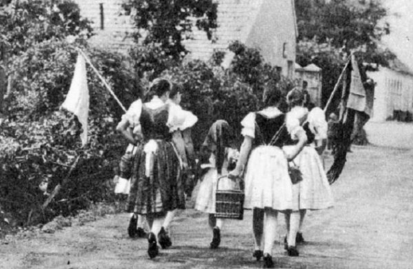 Pünkösdi királynéjárás menete a község utcáján (Vitnyéd, Győr-Sopron m., 1970) (Forrás: Magyar Néprajzi Lexikon, mek.oszk.hu)