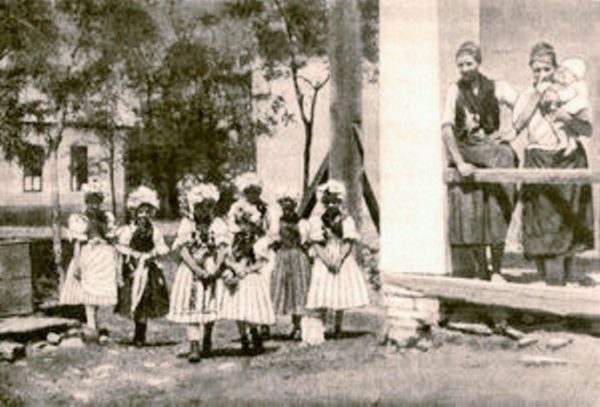 Pünkösdölés Maconkán (Forrás: batonyterenye.jobbik.net)