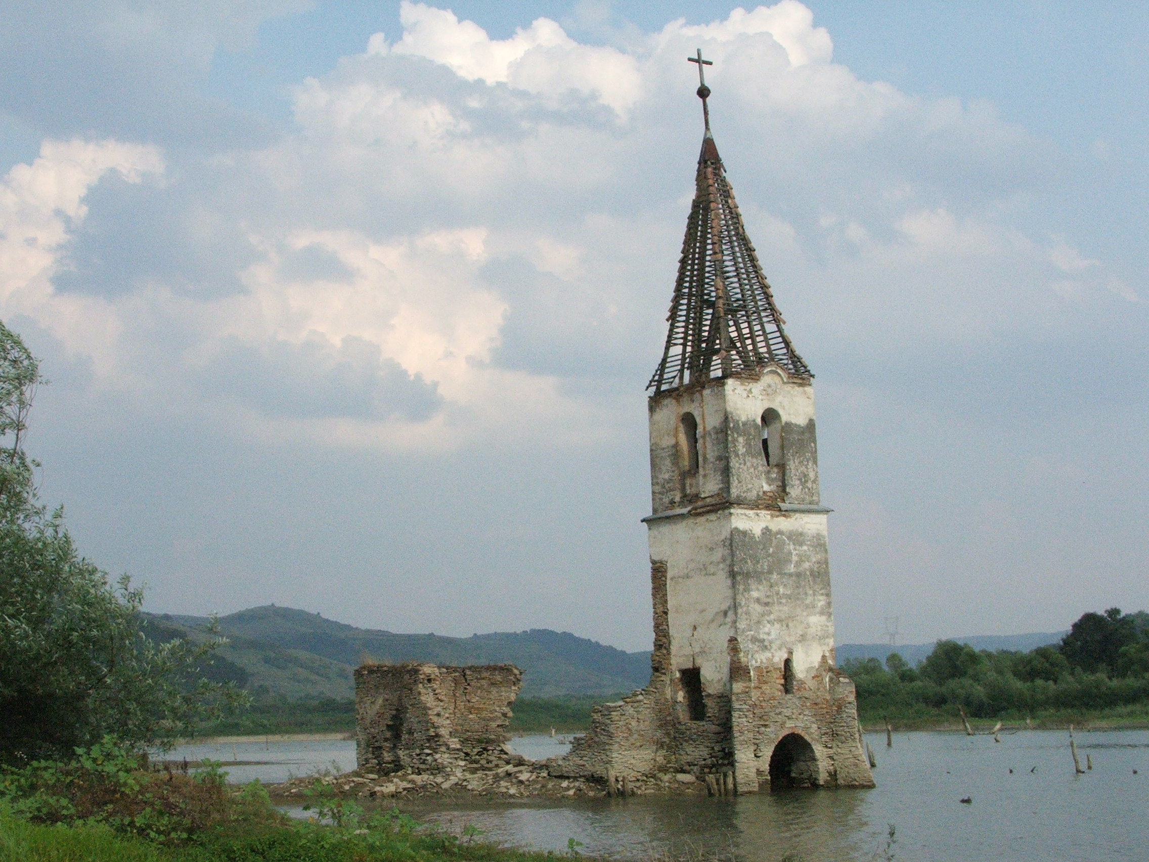 Közadakozásból építenék újra az erdélyi Bözödújfalu vízzel elárasztott és összeomlott katolikus templomát