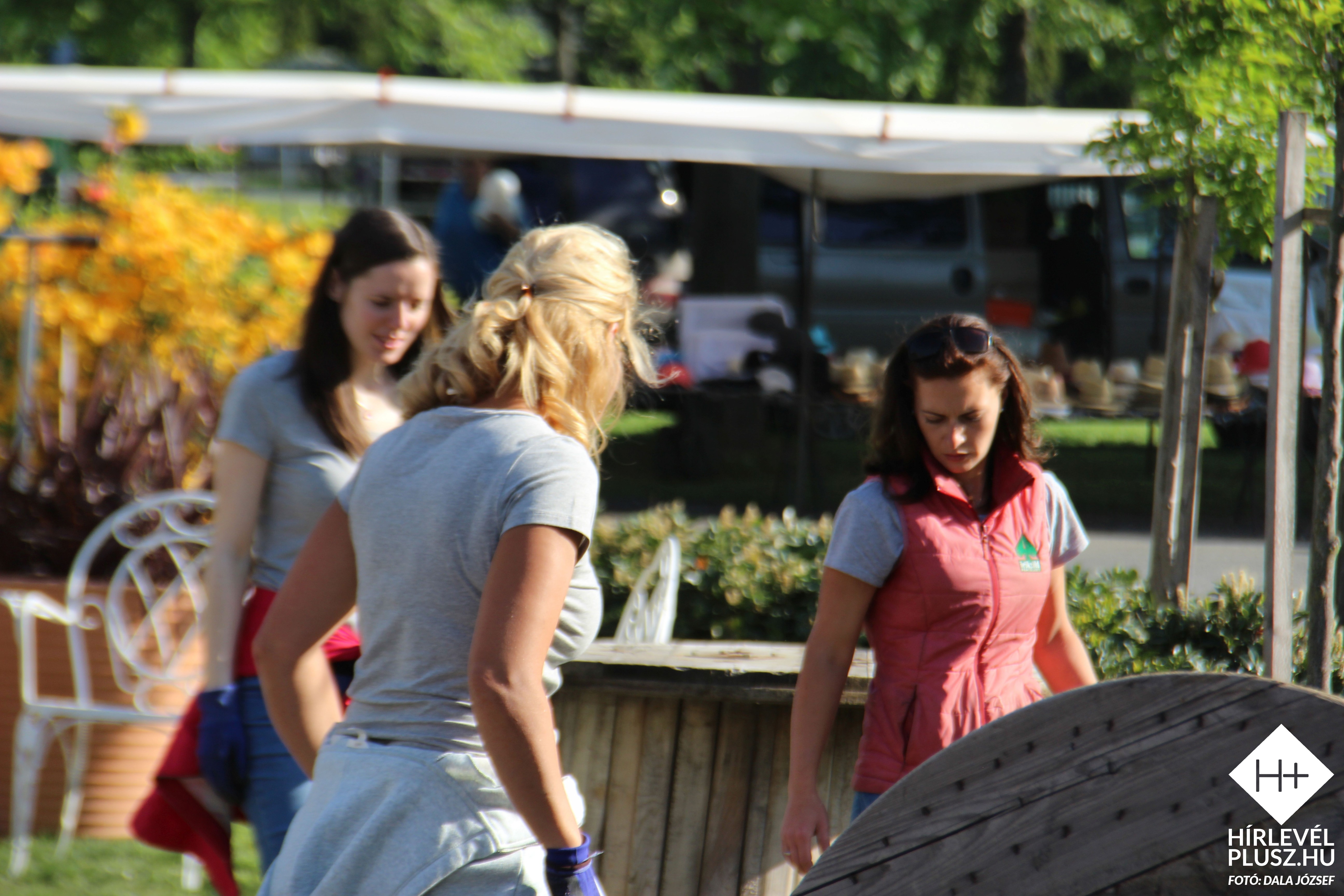 Készülődnek az árusok, pakolnak a technikusok: hamarosan rajtol a 16. Herényi Virágút (galéria)