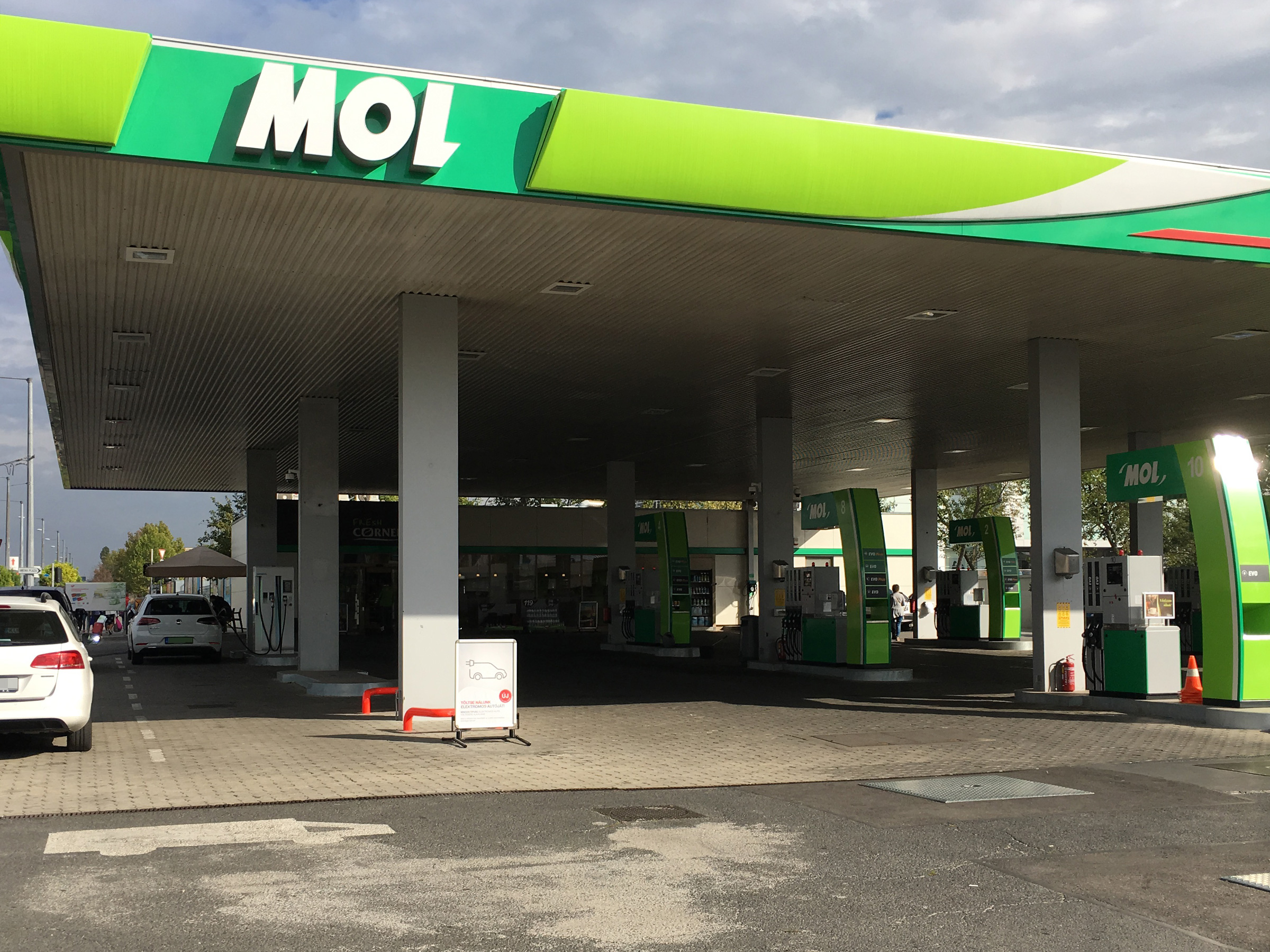 Már 100 MOL töltőállomáson érhetők el az ingyenes mikrochip-leolvasók