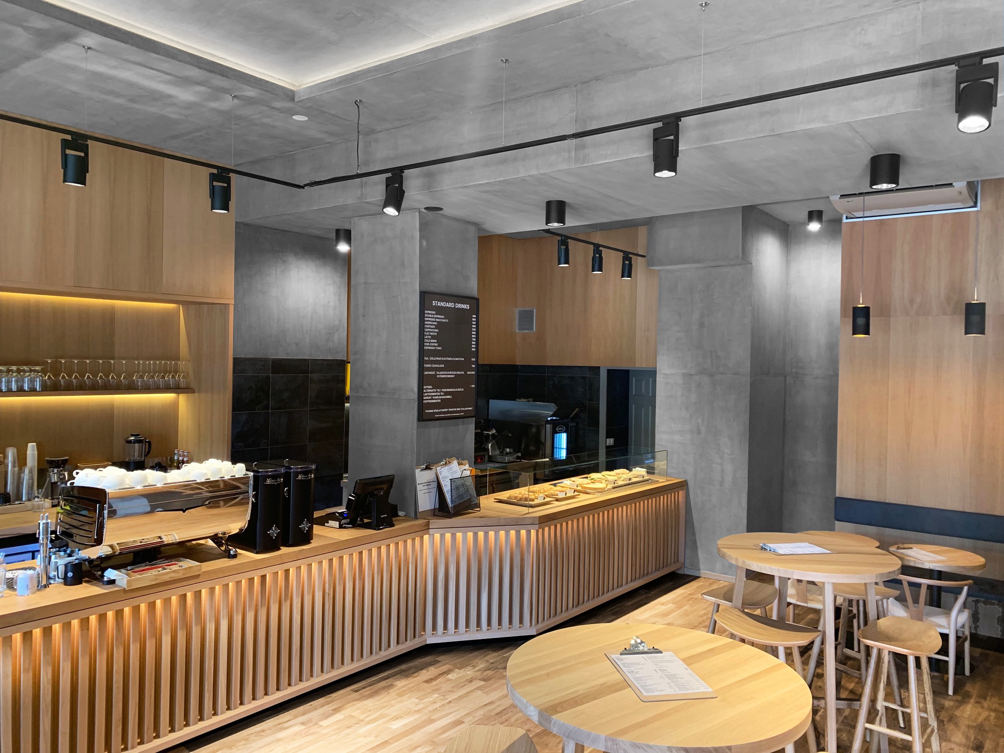 Járai Márk zenél a Balmoraban