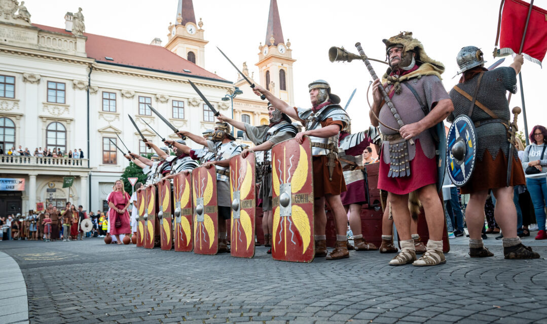 ÉLŐ: videós közvetítés a 25. Savaria Történelmi Karnevál pénteki felvonulásáról